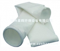 拒水防油針刺氈的生產(chǎn)流程如下： 纖維開(kāi)松--梳理--鋪網(wǎng)--預(yù)刺--主刺--成氈--燒毛--軋光--浸漬PTFE(防水劑)--烘干--定型--軋制--卷裝。 濾布經(jīng)防水防油處理的過(guò)濾袋應(yīng)用在含濕量較大的場(chǎng)