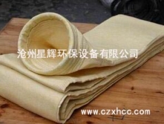 亞克力除塵布袋化學(xué)名均聚丙烯腈，用它為原料經(jīng)針刺法制成氈,然后經(jīng)過(guò)特殊的拒水處理從而得到亞克力中溫抗水解針刺過(guò)濾氈，產(chǎn)品透氣量14m3/m2·min