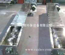 本公司自行設(shè)計(jì)的各種規(guī)格不銹鋼螺旋輸送機(jī)，其整體剛性好、運(yùn)轉(zhuǎn)平穩(wěn)、易對(duì)中、密封可靠，不銹鋼有軸螺旋機(jī)的螺旋軸一般采用兩端部滾動(dòng)軸承支承（滾動(dòng)軸承采用國(guó)內(nèi)外的優(yōu)質(zhì)產(chǎn)